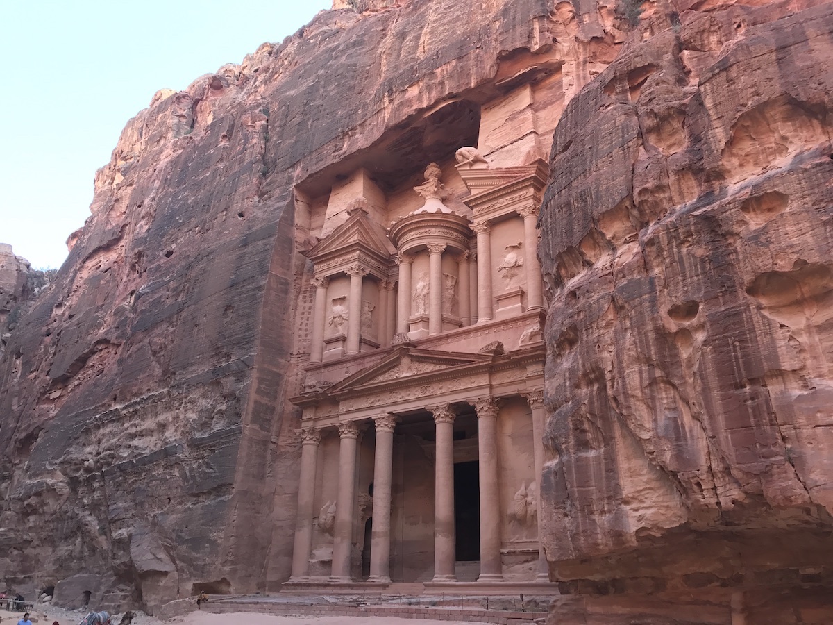 the treasury in petra carved sandstone cliffs
