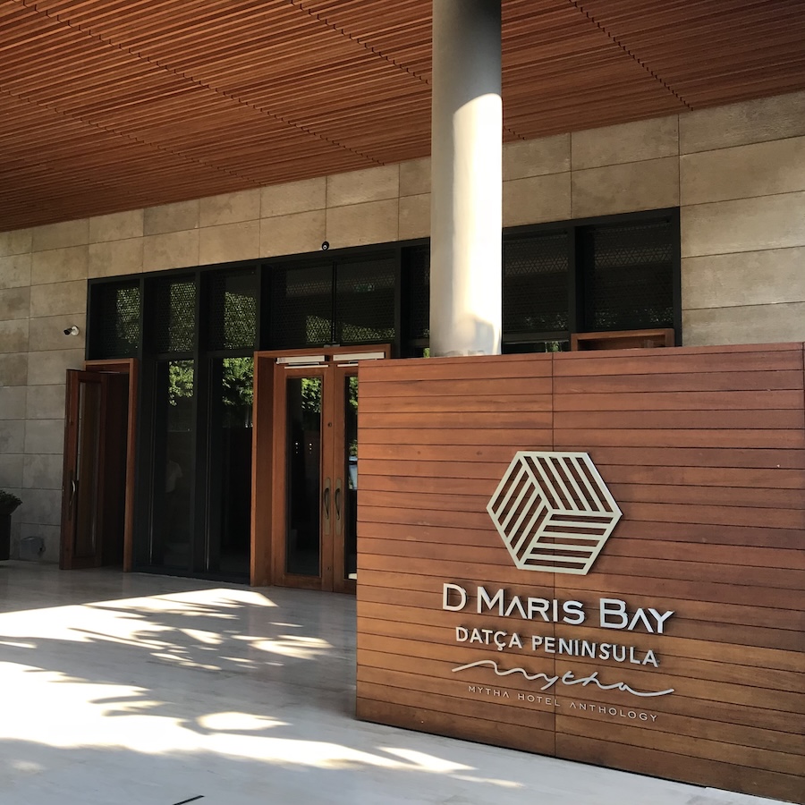 The entry to D Maris Bay